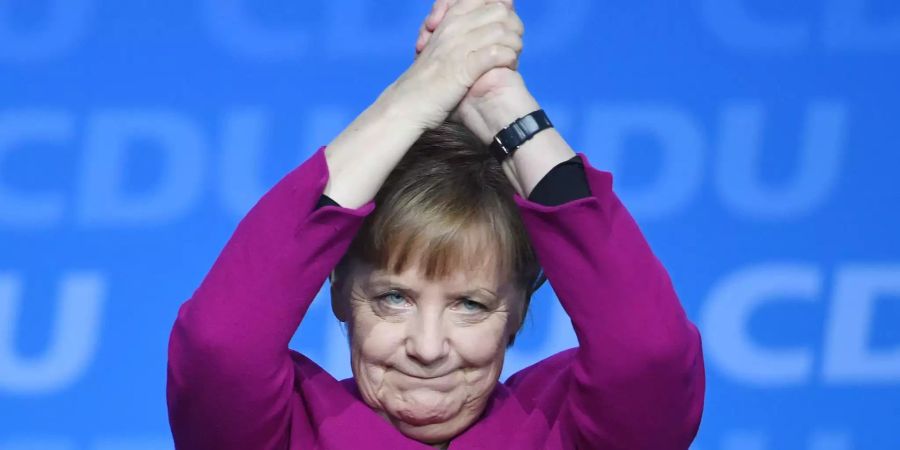 Bundeskanzlerin Angela Merkel (CDU) bedankt sich für den Applaus nach ihrer Rede beim 30. Parteitag der Christlich Demokratischen Union Deutschlands in Berlin.