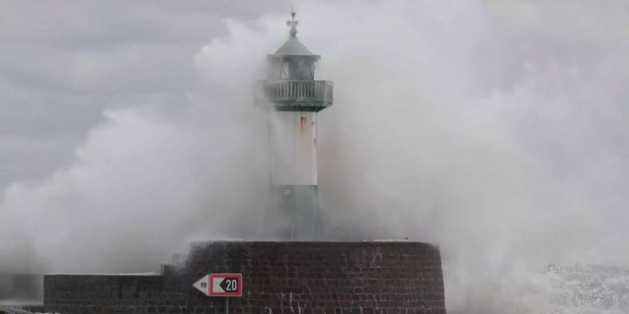 Eine Welle fegt über ein zwölf Meter hohes Leuchtfeuer.