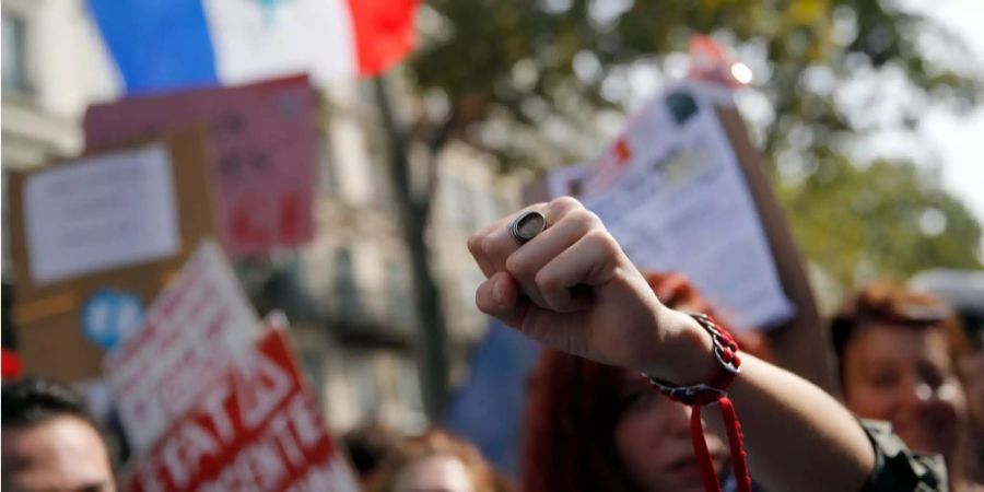 Demonstranten marschieren auf den Strassen von Paris.