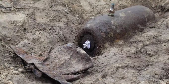 Blick auf die entschärfte 250 Kilogramm schwere Fliegerbombe aus dem Zweiten Weltkrieg. Blick auf die entschärfte 250 Kilogramm schwere Fliegerbombe aus dem Zweiten Weltkrieg.
