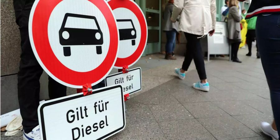 Umweltschützer demonstrieren vor Beginn der mündlichen Verhandlung über Diesel-Fahrverbote vor dem Berliner Verwaltungsgericht für Fahrverbote.