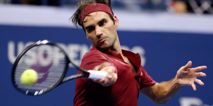 Roger Federer schlägt eine Vorhand an den US Open 2018.