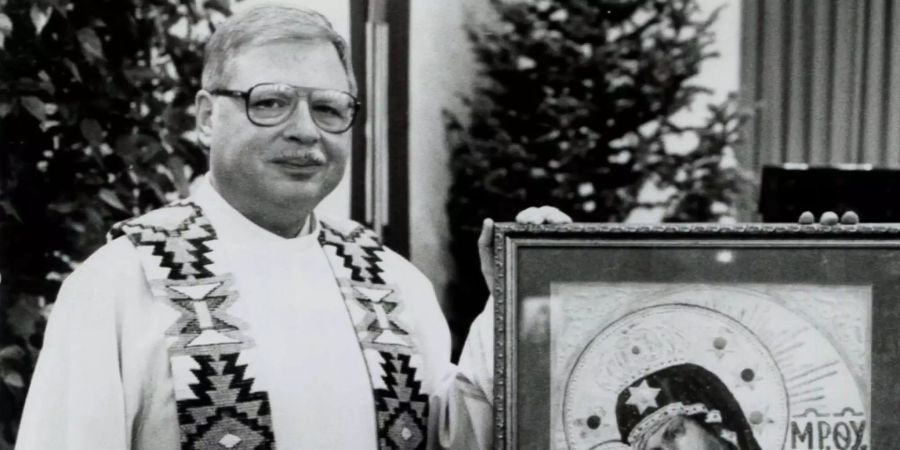 Der katholische Priester Arthur J. Perrault posiert für eine Aufnahme aus 1989.