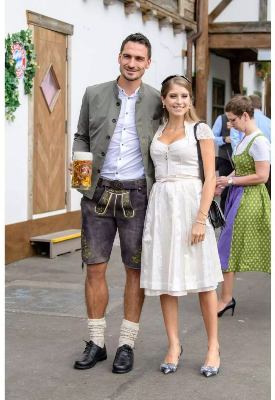 Mats Hummels kommt mit seiner Frau Cathy Hummels in das Käferzelt auf dem Oktoberfest auf der Theresienwiese.