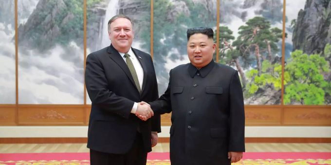 Ein Bild der amtlichen koreanischen Nachrichtenagentur KCNA zeigt Kim Jong Un (rechts) mit den US-amerikanischen Aussenminister Mike Pompeo. Ein Bild der amtlichen koreanischen Nachrichtenagentur KCNA zeigt Kim Jong Un (rechts) mit den US-amerikanischen Aussenminister Mike Pompeo.