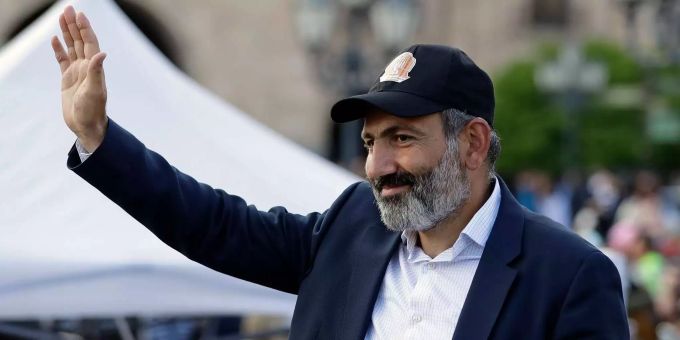 Paschinjan hat mit den organisierten Protesten der Rücktritt von Regierungschef Sersch Sargsjan erzwungen. Paschinjan hat mit den organisierten Protesten der Rücktritt von Regierungschef Sersch Sargsjan erzwungen.