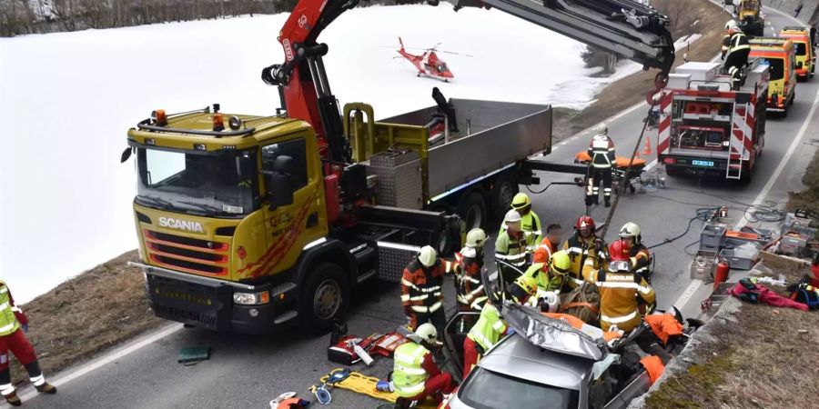 Am Freitagmorgen stürzte bei Waltensburg GR ein Felsbrocken auf einen fahrenden Personenwagen.