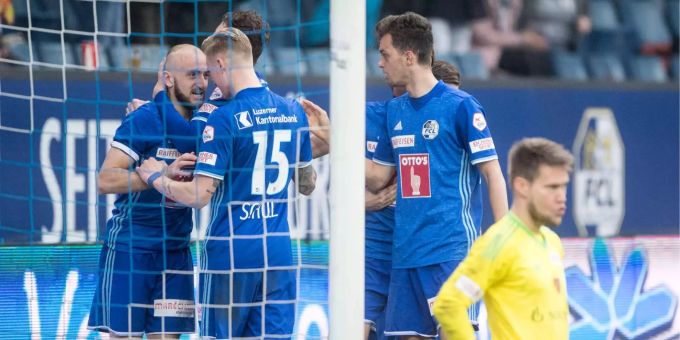 Basel Goalie Vaclik ist bedient – die Luzerner im Hintergrund jubeln. Basel Goalie Vaclik ist bedient – die Luzerner im Hintergrund jubeln.