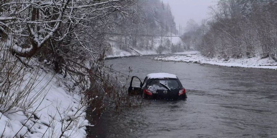 Das Auto hat sich überschlagen und ist in der Kleinen Emme gelandet.