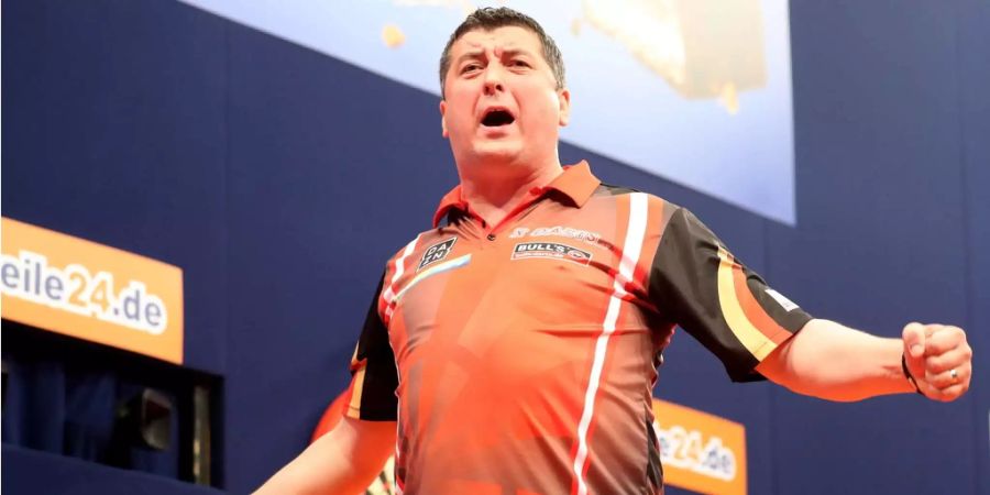 Mensur Suljovic feiert seinen Sieg.