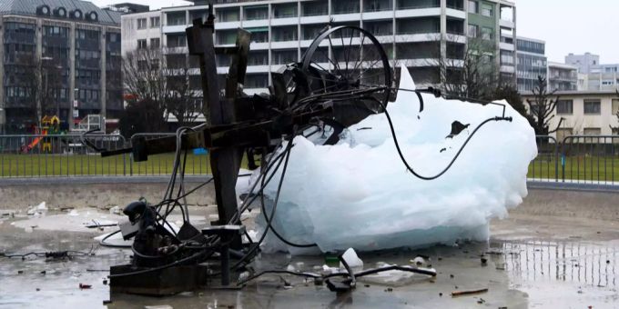 Der Jo-Siffert-Brunnen von Jean Tinguely in Fribourg ist repartiert worden. Der Jo-Siffert-Brunnen von Jean Tinguely in Fribourg ist repartiert worden.