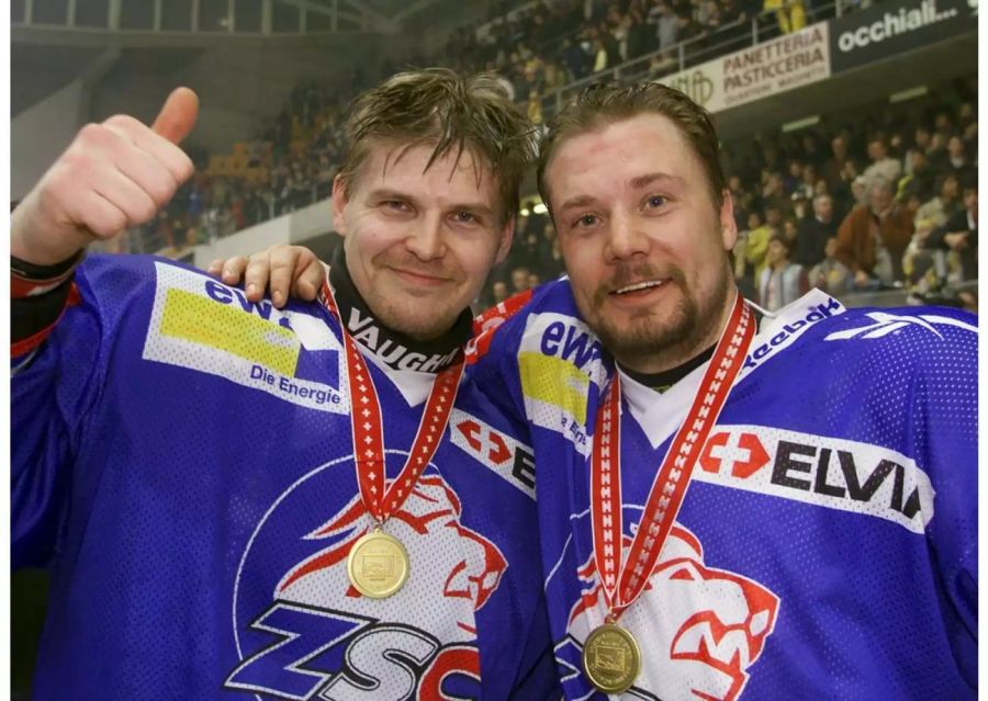 Zwei Legenden auf einem Bild: Ari Sulander (links) und Morgan Samuelsson beim ZSC-Triumph 2001.