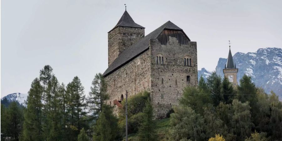 In der Burg, die stolz beim Dorfeingang pragt, werden Theaterstücke aufgeführt.