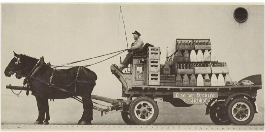 1956: Das traditionelle Pferdefuhrwerk behauptete lange seinen Platz gegen die fortschreitende Motorisierung.