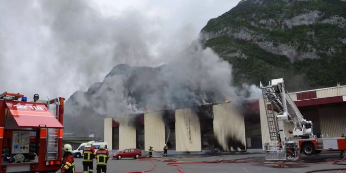 Am Sonntag geriet in Mels ein Fabrikgebäude in Brand. Am Sonntag geriet in Mels ein Fabrikgebäude in Brand.