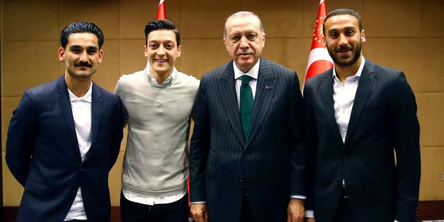 Die Fussball-Spieler Gündogan, Özil und Tosun (v.l.) posieren mit dem türkischen Präsident Edogan (2.v.r.).