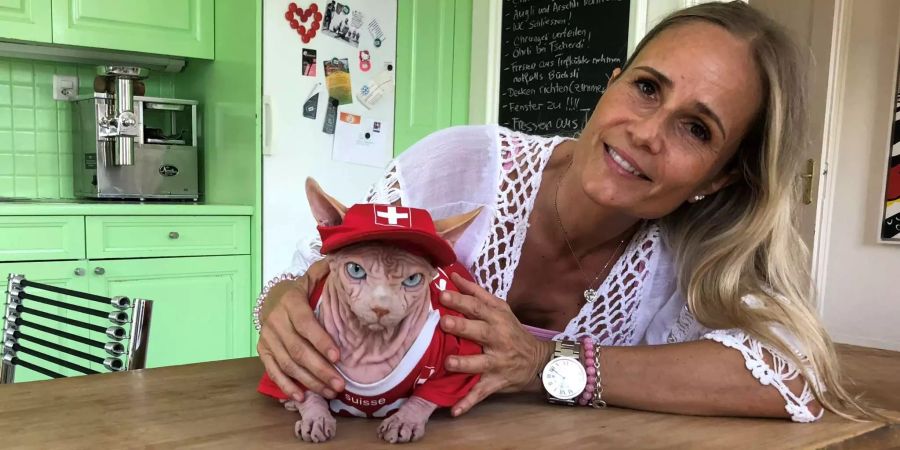 Nacktkatze Xherdan im Fussball-Trikot mit Besitzerin Sandra Filippi.