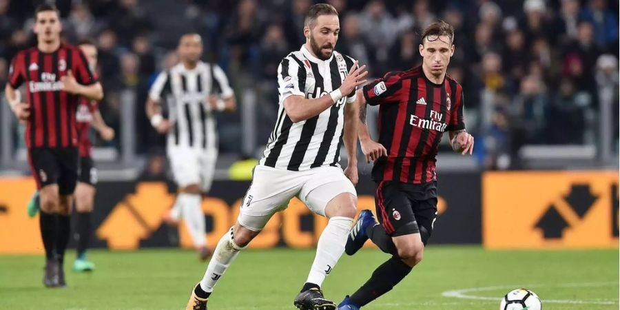 Juventus Turins Higuain und Milans Biglia im Laufduell