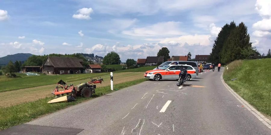 Ein Motorradfahrer ist in Schönenberg ZH tödlich verunfallt.
