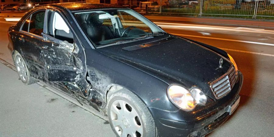 Das Auto wurde stark beschädigt.