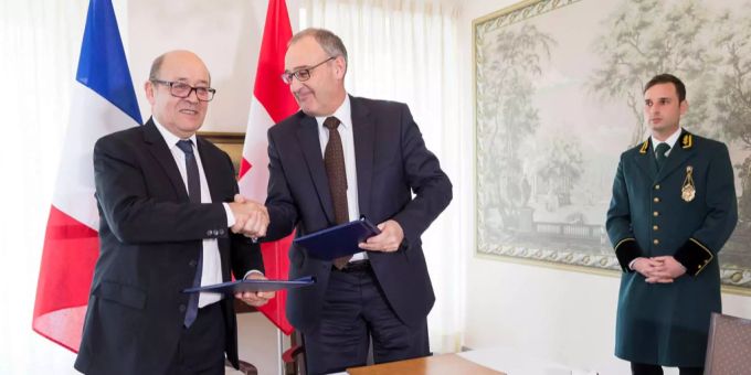 Guy Parmelin am 29. November 2016 mit dem damaligen französischen Verteidigungsminister Jean-Yves Le Drian anlässlich des 500-jährigen Jahrestages des schweizerisch-französischen Friedensvertrags. Guy Parmelin am 29. November 2016 mit dem damaligen französischen Verteidigungsminister Jean-Yves Le Drian anlässlich des 500-jährigen Jahrestages des schweizerisch-französischen Friedensvertrags.