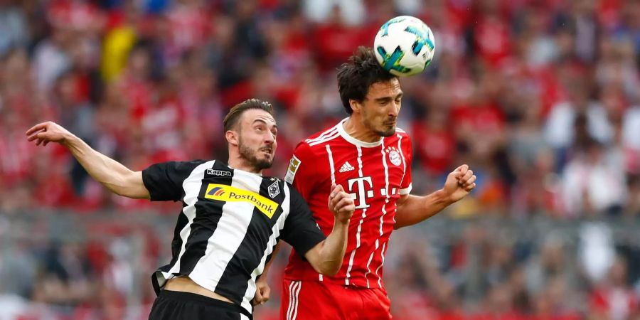 Trotz einer früher Führung gegen Meister Bayern durch den Schweizer Nati-Stürmer Josip Drmic, geht Borussia Mönchengladbach unter. Gleich mit 1:5 muss die «Fohlenelf» unten durch. Mit Yann Sommer, Nico Elvedi, Denis Zakaria und Josip Drmic stehen gleich vier Schweizer in der Startaufstellung. Der Rückstand auf die internationalen Plätze beträgt vier Runden vor Schluss bereits sechs Punkte.