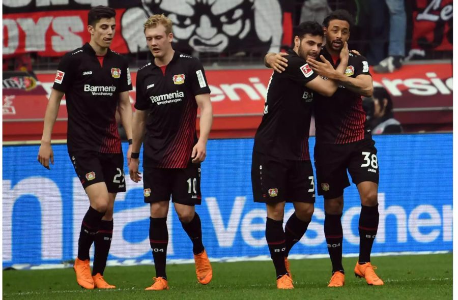 Bayer Leverkusen ist in Form: Das Team Trainer von Heiko Herrlich setzt sich gegen Frankfurt gleich mit 4:1 durch. Kevin Volland glänzt dabei mit einem Hattrick. Damit ist der Werksklub für die nächste Aufgabe gerüstet: Am Dienstag spielt Leverkusen im Pokal-Halbfinal gegen Bayern München.