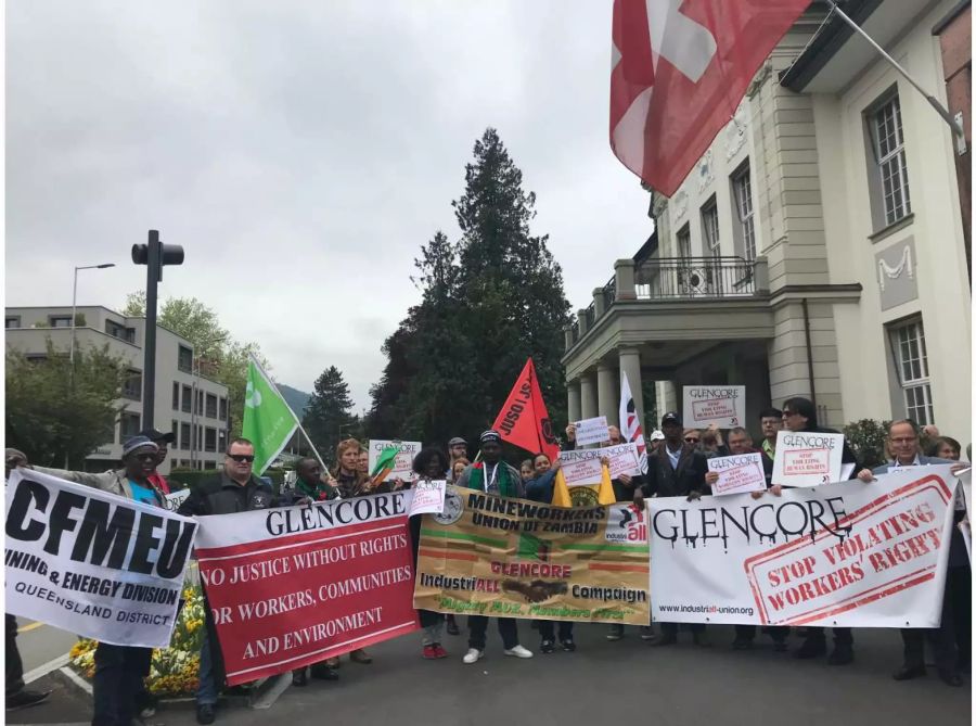 Gewerkschaftler aus über 10 Ländern reisten für den Protest nach Zug.