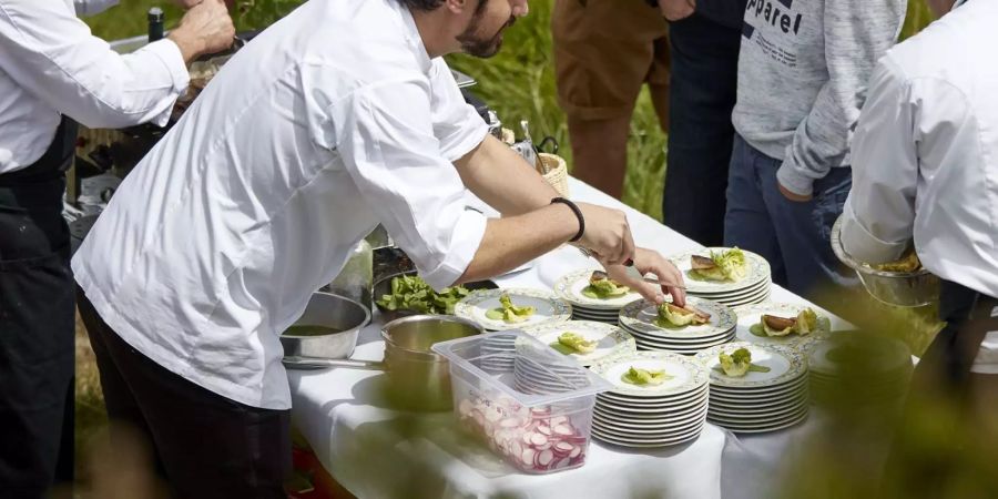 Sven Wassmer bei der Zubereitung seiner Kreationen aus regionalen Produkten, Bild: TVB Paznaun - Ischgl