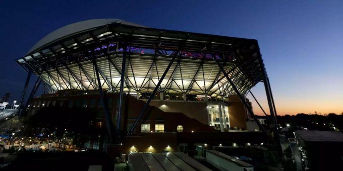 Die Uhr an der Fassade des Arthur Ashe Stadions in New York wird das ikonische Rolex-Display verpasst werden. Die Uhr an der Fassade des Arthur Ashe Stadions in New York wird das ikonische Rolex-Display verpasst werden.