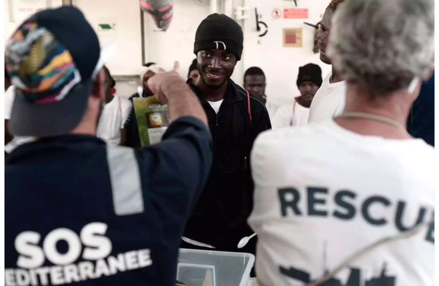 Humanitäre Helfer versuchen, den Menschen auf Bord der «Aquarius» zu helfen.