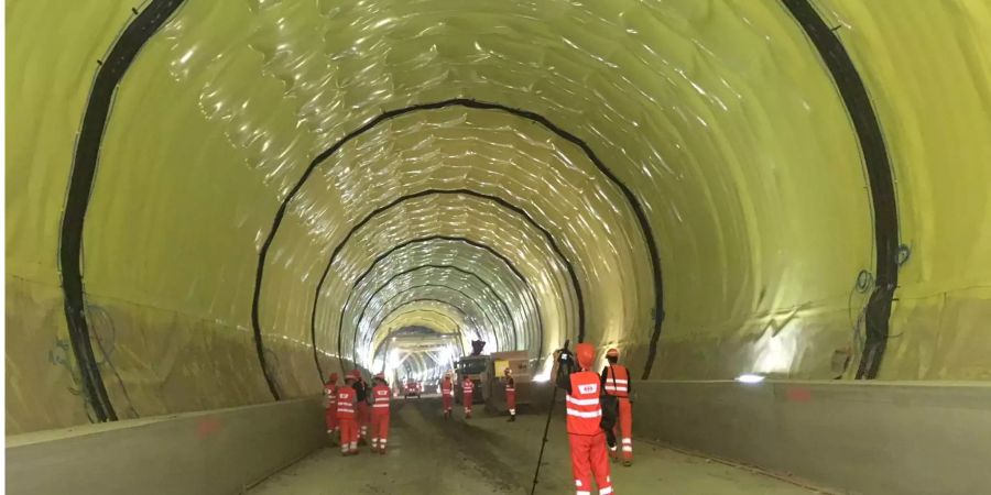 Die gelbe Folie schützt den Tunnel vor Bergwasser