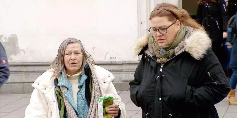 Ilka Bessin ist auf Münchens Strassen mit Menschen unterwegs, die in Armut leben.