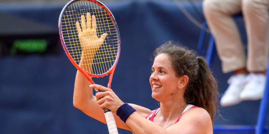 Patty Schnyder feiert ihren Sieg sichtlich erleichtert.