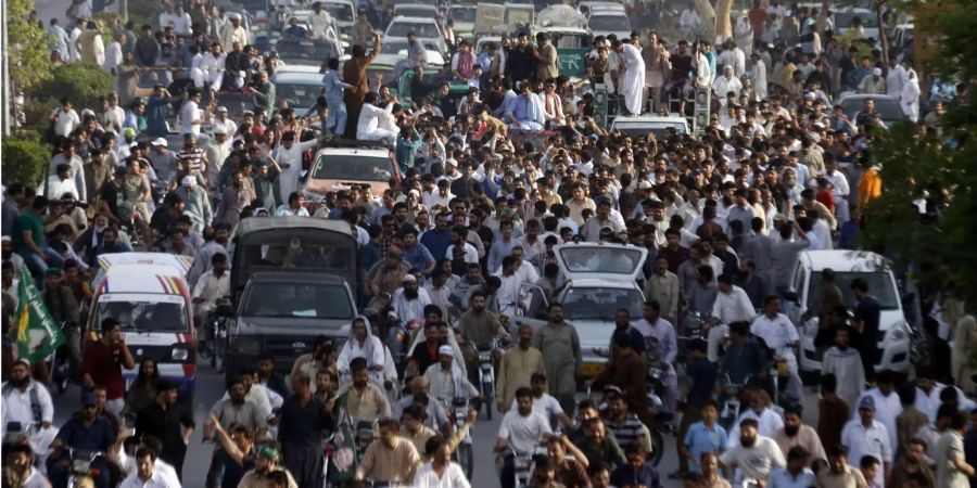 Tausende Demonstranten gehen für den in verurteilten und zu Verhaftung ausgeschriebenen Ex-Premier Nawaz Sharif auf die Strasse.