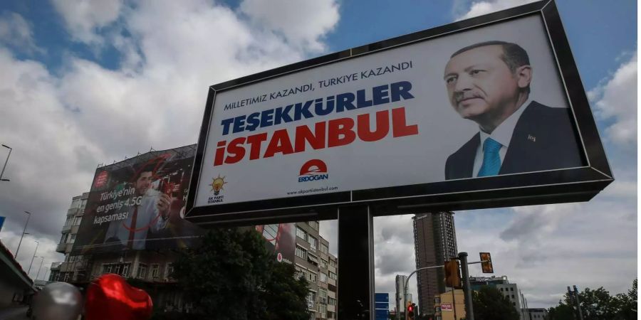 Ein Plakat des neuen alten Präsidenten Erdogan.