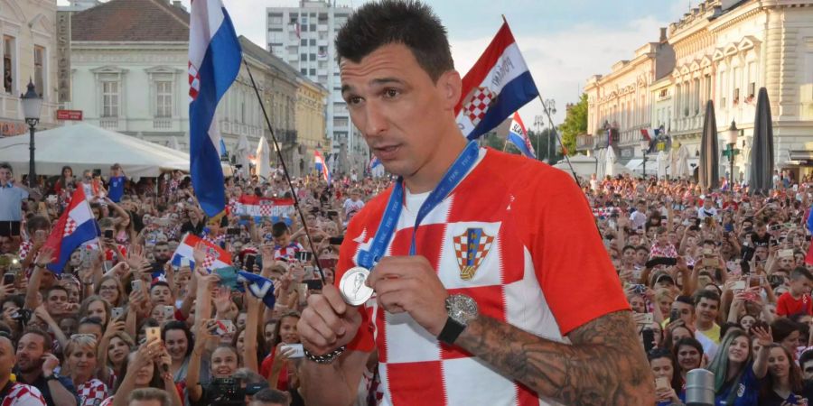 Mario Mandzukic zeigt während der Willkommensfeier in seiner Heimatstadt seine Medaille.