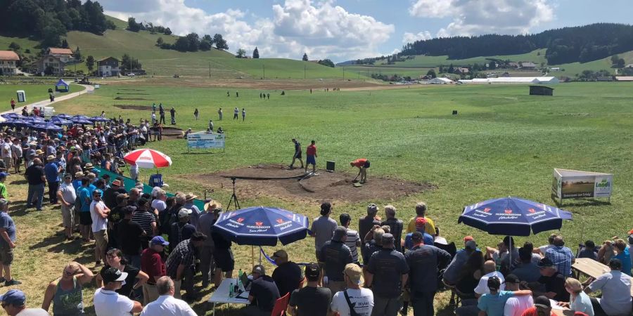 Die Hornusser bereiten sich auf jeden «Streich» akribisch vor.