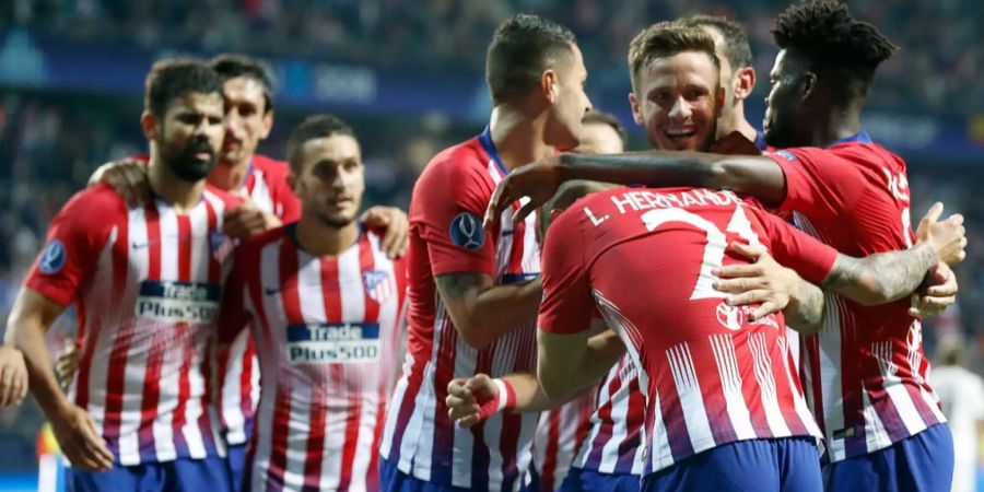 Die Spieler von Atlético Madrid freuen sich über den gewonnen Super Cup gegen den Stadtrivalen Real Madrid.