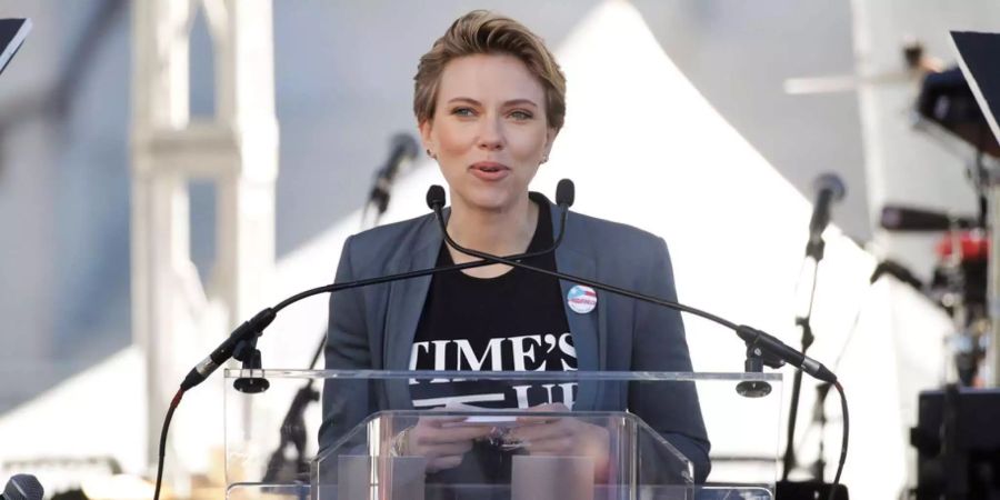 Scarlett Johansson hatte ihre Rolle erst verteidigt, jetzt gab sie nach.