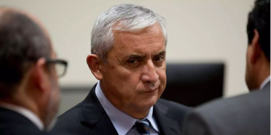 Otto Pérez, ehemaliger Präsident von Guatemala, hört während einer Gerichtsverhandlung seinen Anwälten zu.