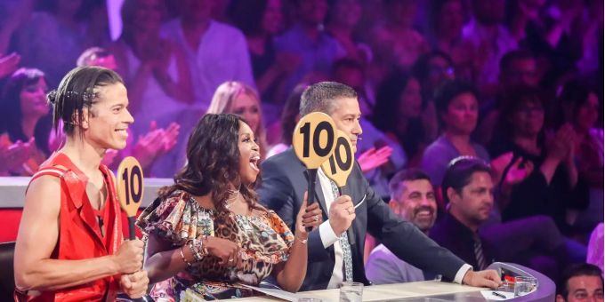 Motsi Mabuse gibt als Jurorin in der RTL-Tanzshow «Let's Dance» ihre Wertung. let's dance
