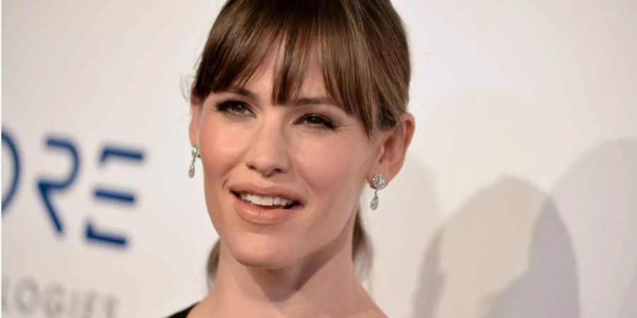 Jennifer Garner mit Pferdeschwanz und Diamant-Ohrringen an einem Anlass.