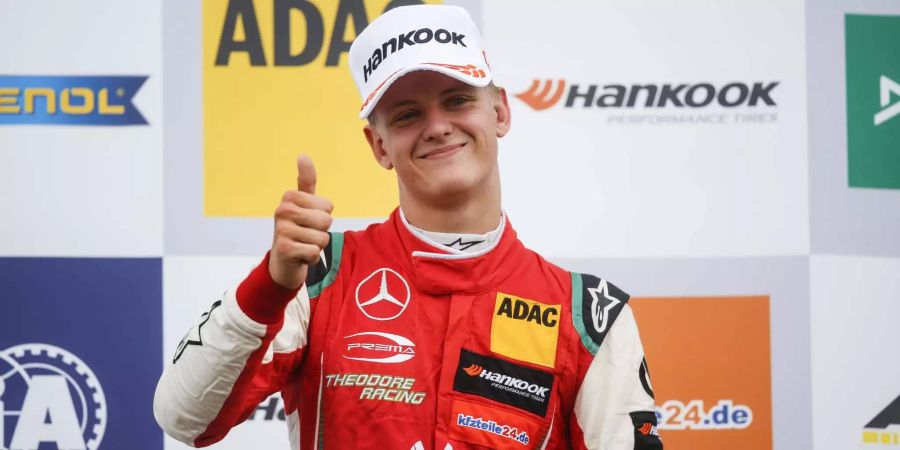 Formel 3, EM in Silverstone: Mick Schumacher, Rennfahrer aus Deutschland vom Team PREMA Theodore Racing, jubelt auf dem Podium nach seinem Sieg. Schumacher holte in Silverstone den zweiten Formel-3-Sieg seiner Karriere.