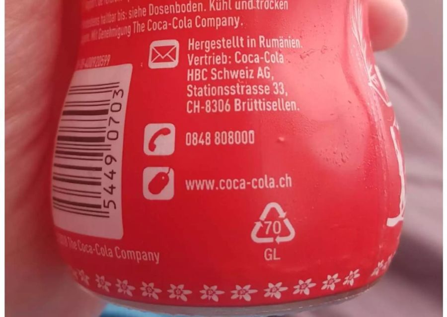 Am Rand der Flasche sind Edelweiss aufgedruckt, doch das Label zeigt: Hergestellt wird die Coca-Cola in Rumänien.