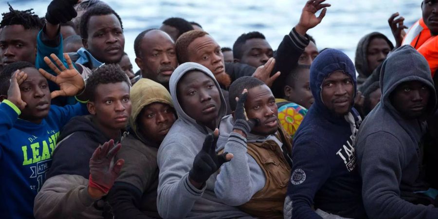 Vor der Küste Libyens ist ein Boot mit über 100 Flüchtlingen gekentert. 14 konnten gerettet werden.