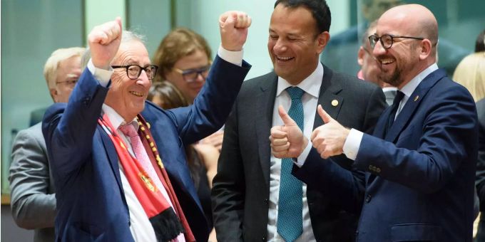 Auch belgische Fussballschals verschenkte Michel am EU-Gipfel. Auch belgische Fussballschals verschenkte Michel am EU-Gipfel.