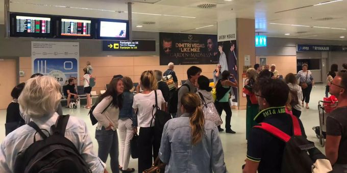 Die Passagiere tragen es mit Fassung Die Passagiere tragen es mit Fassung