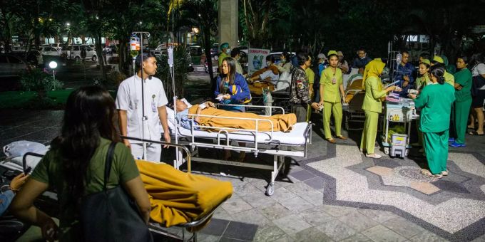 Patienten und Angestellte eines Krankenhauses in Indonesien mussten wegen dem Erdbeben raus. Patienten und Angestellte eines Krankenhauses in Indonesien mussten wegen dem Erdbeben raus.