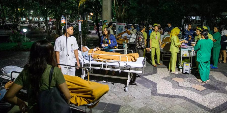 Patienten und Angestellte eines Krankenhauses in Indonesien mussten wegen dem Erdbeben raus.